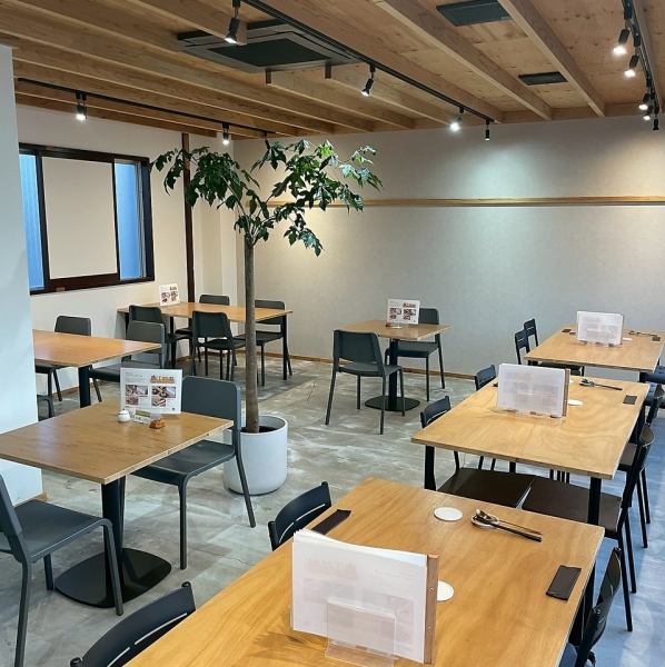 ≪心落ちつく白基調のお洒落な店内♪≫和食料理人の心遣いを感じる、落ち着きのある洗練された空間♪木目調を活かした温かい内観は、心身共にリラックスできる雰囲気◎デートや記念日など少人数でのご利用に最適なカウンター席やテーブル席を1階にご用意しております。レイアウト変更自由で10名規模のお食事にも最適です◎