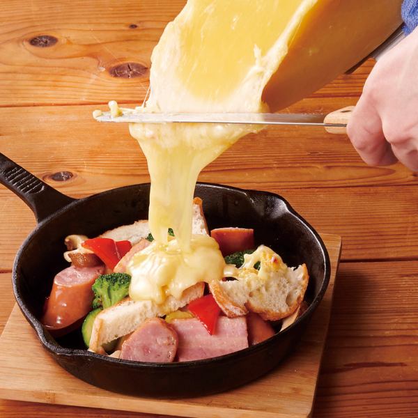 大人気●燻製ベーコンとロースト野菜のラクレットチーズがけ