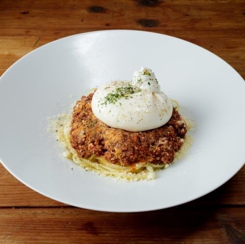 ブッラータチーズを贅沢に丸々1個乗せた当店一押しの『王様のボロネーゼパスタ』