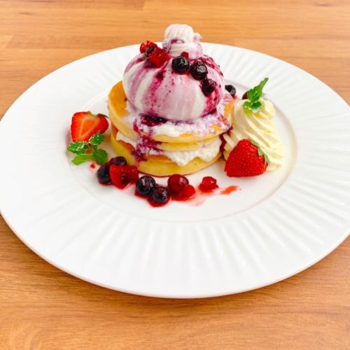 チーズ×パンケーキ『自家製ブッラータチーズのベリーパンケーキ』