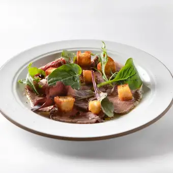 국산 쇠고기 로스트 비프의 카르파치오 운탄 맛의 크루톤