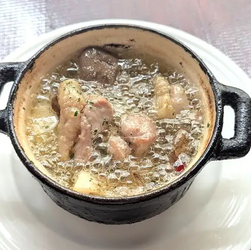 若鶏とキノコのアヒージョ ローズマリー風味（バゲット付き）