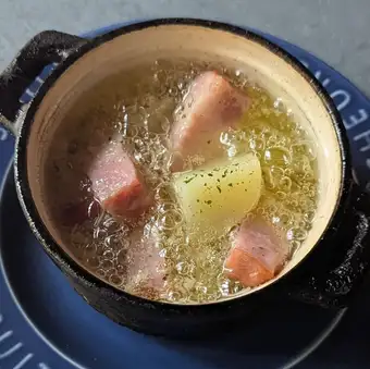 베이컨과 감자 아히조 (바게트 포함)