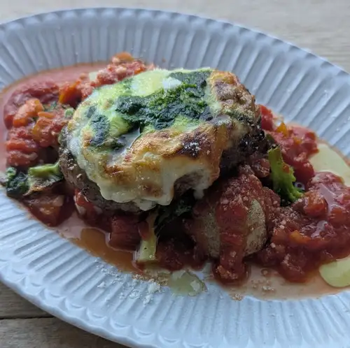 彩り野菜のトマトソースとバジルチーズのハンバーグ