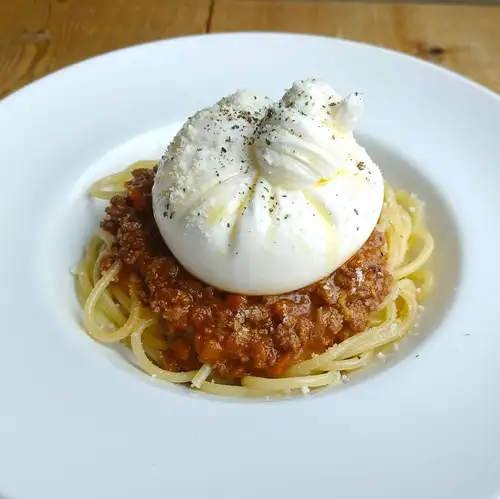 ブッラータチーズを贅沢に丸々1個乗せた当店一押しの『王様のボロネーゼパスタ』
