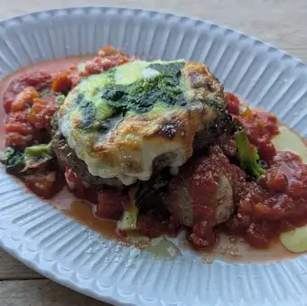 彩り野菜とトマトソースとバジルチーズのハンバーグ