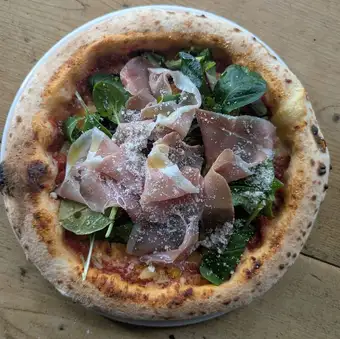 熟成生ハムのピッツァ