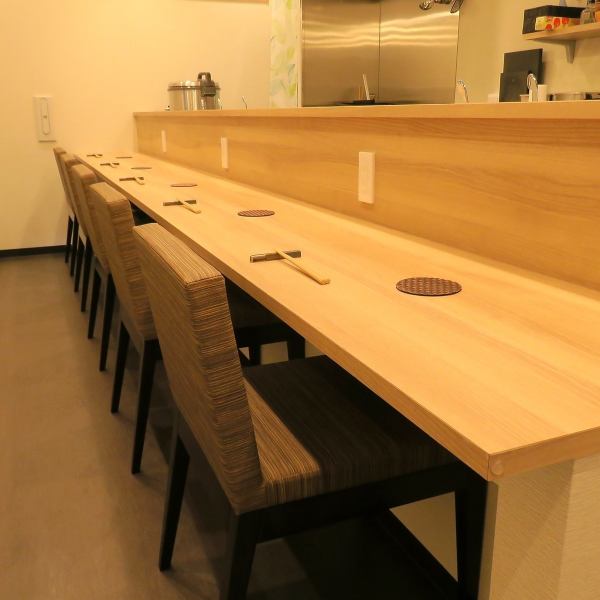 ◆◇～おひとり様でも、女性同士でも利用しやすい清潔感のある空間～◆◇店内は木を基調とした明るく清潔感のある空間。おひとり様でのご利用はもちろん、女性同士でのご利用もおすすめです。お仕事帰りにサクッと、女子会、デート、普段使い、今日馬刺しの気分・・という時にもオススメです。