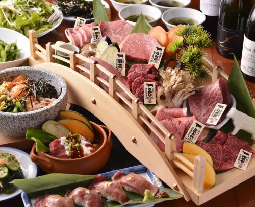 盛放在船形盘子里的上等肉类！