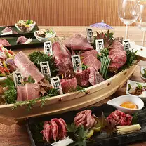 【神戸ビーフ一頭舟盛りコース８５００円】※＋２５００円で飲み放題が付けられます！