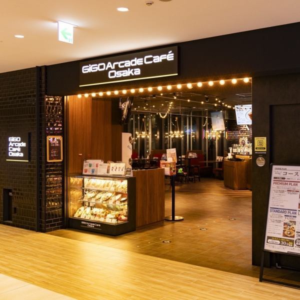 這是一個集咖啡館/餐廳和娛樂於一體的空間，以「吃喝玩樂，全新體驗！」為理念。您可以在明亮、休閒、熱鬧的氛圍中享用美食和飲料。餐廳配備了時尚的黑色繫桌椅。歡迎光臨！