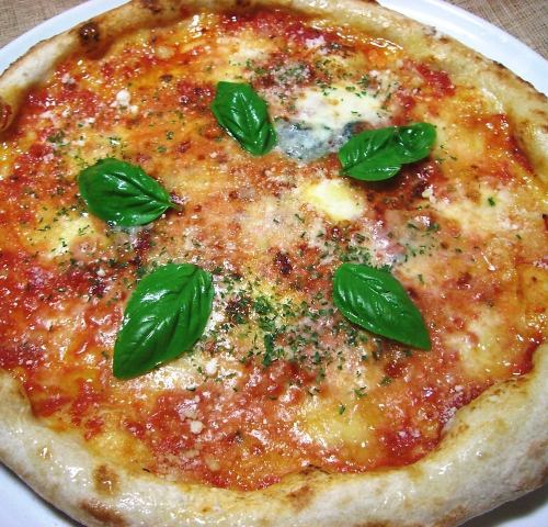 Sticky Neapolitan pizza is 500 yen off if you take it out on Mondays!