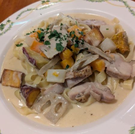 秋の根菜と炙り焼きチキンのみそクリームパスタ