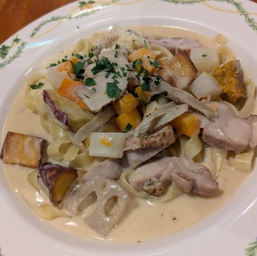 秋の根菜と炙り焼きチキンのみそクリームパスタ