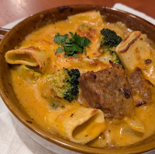 Meat gratin with diced hamburger steak and cheddar cheese rigatoni