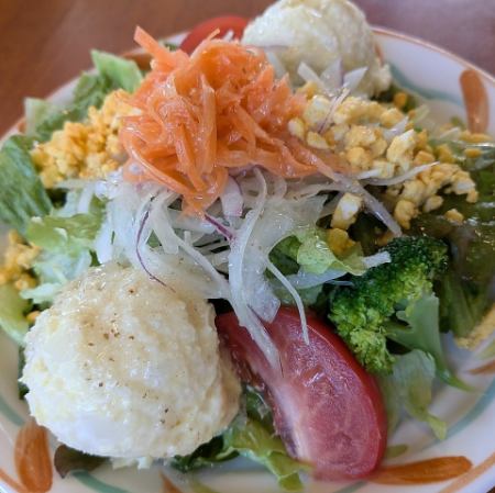 たくあんの燻製入りクリーミーポテトのせサラダ