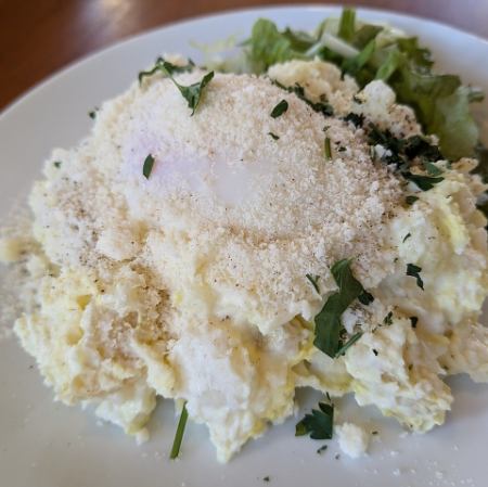 温泉卵と燻製たくあん入りクリーミーポテト