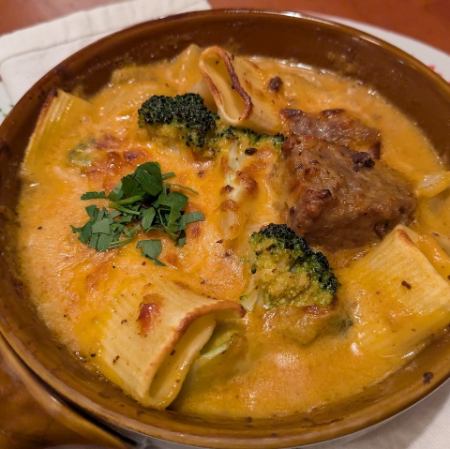 ハンバーグとチェダーチーズのリガトーニ入りミートグラタン