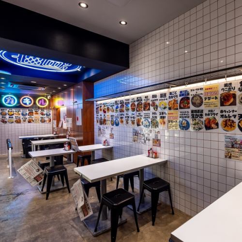 ネオン輝く広々明るい店内