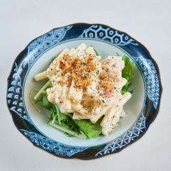 Curry-flavored macaroni salad