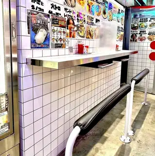 ハイチェアのカウンター席立ち飲みのような雰囲気のカウンター席