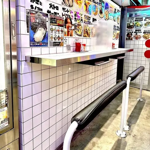 ハイチェアのカウンター席立ち飲みのような雰囲気のカウンター席