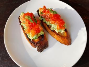 紅富士サーモンといくら、アボカドのブルスケッタ 1piece