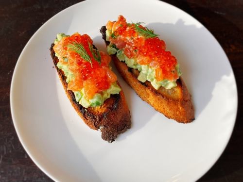 紅富士サーモンといくら、アボカドのブルスケッタ 1piece