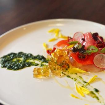 昆布締めした真鯛のカルパッチョ 自家製セミドライトマトと魚醤のジュレと共に