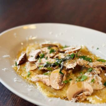 ポルチーニとマッシュルームのラビオリ セージバターソース