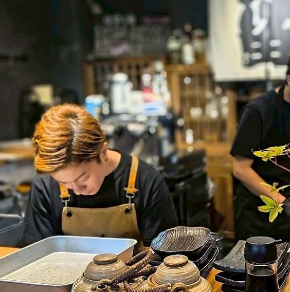 【開放的なおしゃれなカウンター席】とてもおしゃれなカウンター席は、お一人様でのサク飲みにはもちろん、デートなどでの利用にも最適なお席となっております◎美味しい料理とお酒を片手に話が弾むこと間違いなし♪