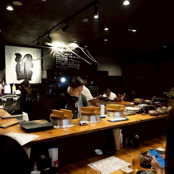 【おしゃれな空間◎】木を基調としたモダンな空間で手間暇をかけた至極の料理をご堪能いただけます♪普段使いや仕事終わりのお食事、特別な日のディナーなど、様々なシーンでご利用いただきやすくなっております◎