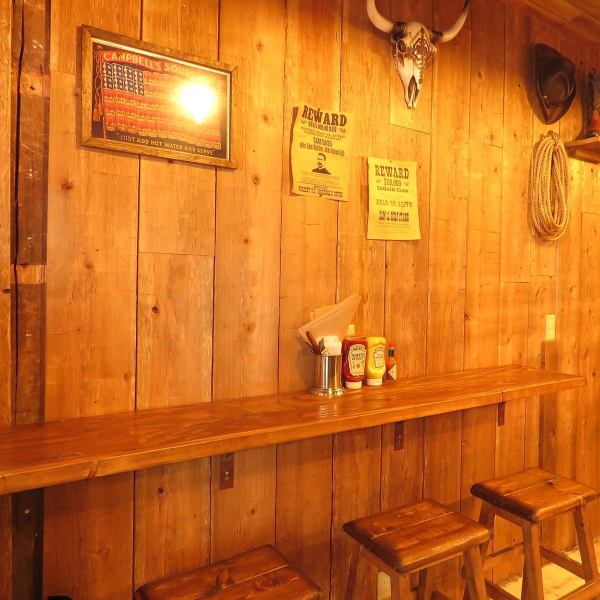 【さくっと飲むのも最適！異空間でお酒を楽しめる！１Fのカウンター席】洋楽RockやPopsを聴きながら、クラフトビールやバーボン、カクテルを片手にゆったりとお過ごしいただけます。１F席は喫煙OK◎お仕事帰りにふらりと立ち寄るもよし、 デート飲みもよし。二次会やお店まるごと貸切パーティーにもぴったりです！