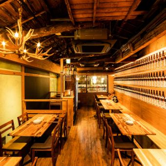 二樓的桌子佈局可以根據人數而改變！木紋的內部和柔和的燈光營造出平靜的氛圍。適合小團體宴會或大團體私人使用。這是您的座位。我們還提供適合各種聚會的推薦套餐以及約30種日本酒的無限暢飲，請根據場合使用！