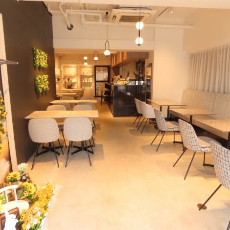 白を基調とした明るく清潔感のある店内は、大理石調のテーブルが上品な雰囲気を演出。新富町・築地エリアからアクセスも良好で、落ち着いたカフェタイムにぴったりです。ナチュラルなインテリアが心地よく、デートや女子会など、静かに過ごしたいプライベートなシーンにもおすすめ。