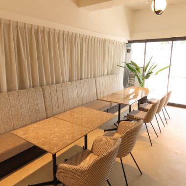 2名～4名利用にちょうどいいテーブル席は、店内全体に統一感のあるデザインで、明るく清潔な印象。壁際の席は少し奥まっていて、会話を楽しみながら落ち着いて食事ができます。女子会やデートなどにも使いやすく、初来店でも過ごしやすい空間です。