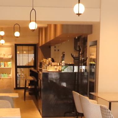 カウンター席はおひとり様でも気軽に利用できるスペース。スタッフとの距離も近く、会話を楽しみながら食事をしたい方にもおすすめ。サクッとワイン1杯だけ、という使い方にもフィットする自由な雰囲気が魅力です。