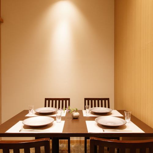 Private rooms with tables can be used for many occasions, such as banquets, dinners with loved ones, and family gatherings.
