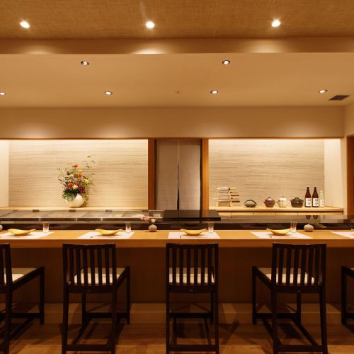 Counter seats where you can enjoy a live performance.Our chefs prepare authentic Japanese cuisine.