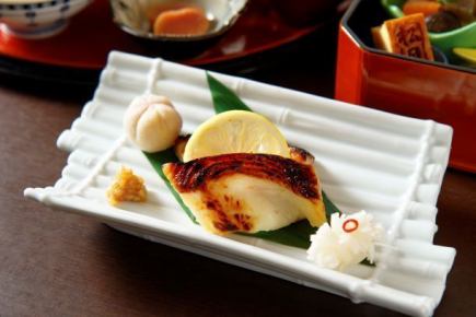 [Kuromatsu] 9 dishes including Kuroge Wagyu beef, seasonal fish saikyo-yaki, and freshly cooked rice in a clay pot