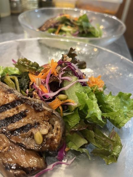 ランチはお得なコース仕立て！サラダが美味しいです。自家製のフォカッチャもついてます。