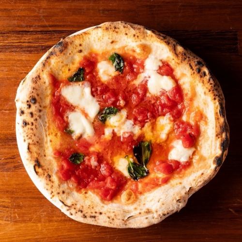 【500℃のオーブンで一気に焼き上げるナポリピッツァ】