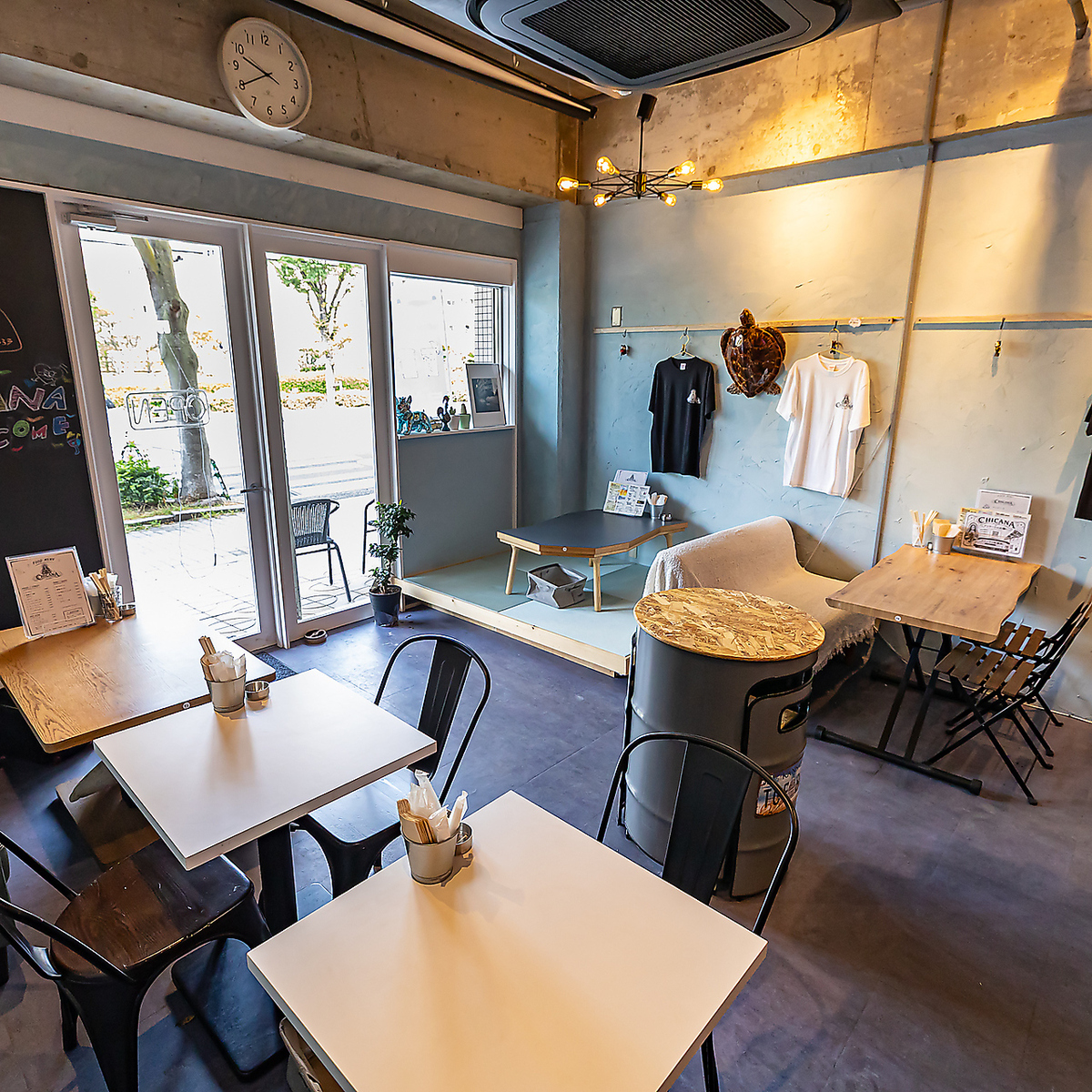 アメリカンな店内は開放的で落ち着いた空間♪カウンター席も◎