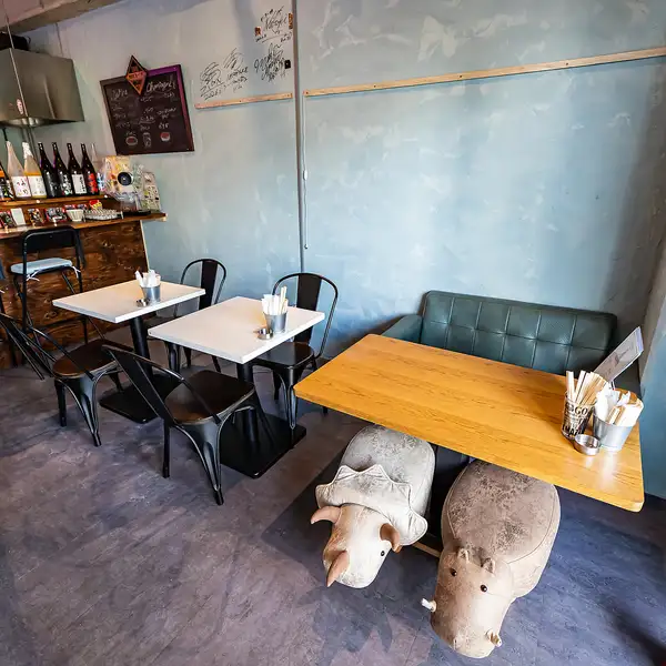 最大25名まで対応可能な店内は、15名から貸切利用ができるので、宴会やパーティーにぴったりです。西海岸風のアメリカンな雰囲気が広がる空間で、仲間とワイワイ盛り上がる時間を過ごせます。テーブル席や座敷もあり、シーンに合わせたレイアウトが可能なのも魅力です☆貸切もお気軽にご相談ください♪