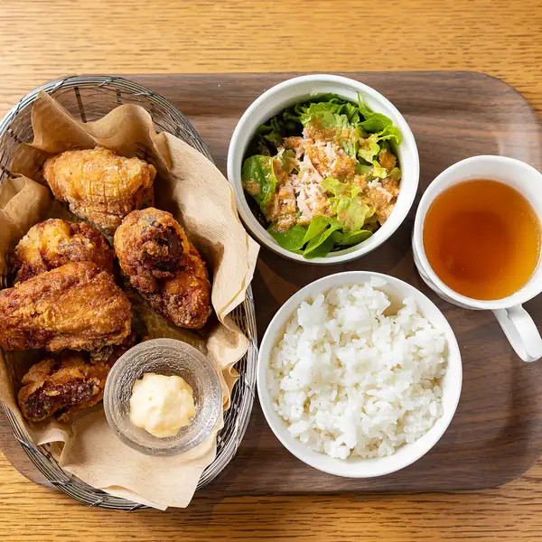 ランチタイムの唐揚げ定食で味わう手作りの美味しさ♪
