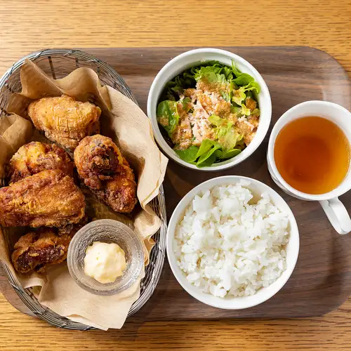 ランチタイムの唐揚げ定食で味わう手作りの美味しさ♪