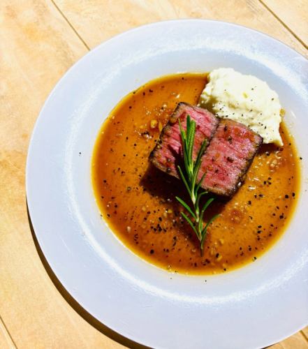 🥩🥩🥩
兵庫県産「但馬牛のロースト」
1日限定10食🍽️✨
🐂神戸市西区にある“うすなが牧場”
「ぼくたちが食べたい但馬牛」をコンセプトに
繁殖から飼育まで一貫生産を行なっています。
@kobebeef_usunaga 

こちらの“但馬牛”をじっくりローストした逸品🥩
雑穀米orパンと一緒にお召し上がり下さい😊

記念品やお誕生日など特別な日など
是非当店をお使い下さい🥳
————————————————
FiveCountryCafe
神戸市西区神出町小束野 30-17
楽農生活センター内
0789955660
平日11:00~17:00
土日祝 8:00〜
駐車場無料
ご予約はホームページからどうぞ
https://fivecountrycafe.owst.jp

#神戸カフェ
#神戸ランチ
#神戸市西区ランチ
#但馬牛
#ステーキ