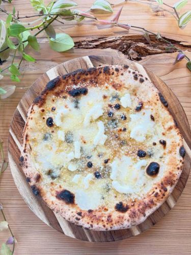 🍕🍕🍕
「クワトロフォルマッジ」

チーズ好きにはたまらない🧀🤤
4種類のチーズ×はちみつの相性が抜群！

最後にかけるはちみつは
神戸市西区「はにーふぁーむ」さんのものを
使っております🍯🐝

ピザはテイクアウトもできますので
ホームパーティやピクニックなどにも👍

————————————————
FiveCountryCafe
神戸市西区神出町小束野 30-17
楽農生活センター内
0789955660
平日11:00~17:00
土日祝 8:00〜17:00
駐車場無料
ご予約はホームページからどうぞ
https://fivecountrycafe.owst.jp

#FiveCountryCafe
#5cc
#楽農生活センター
#地産地消
#神戸カフェ
#西区カフェ
#田舎カフェ
#神戸ランチ
#西区ランチ
#田舎ランチ
#ビュッフェ
#サラダビュッフェ
#お野菜食べ放題