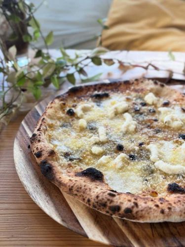 🍕🍕🍕
「クワトロフォルマッジ」

チーズ好きにはたまらない🧀🤤
4種類のチーズ×はちみつの相性が抜群！

最後にかけるはちみつは
神戸市西区「はにーふぁーむ」さんのものを
使っております🍯🐝

ピザはテイクアウトもできますので
ホームパーティやピクニックなどにも👍

————————————————
FiveCountryCafe
神戸市西区神出町小束野 30-17
楽農生活センター内
0789955660
平日11:00~17:00
土日祝 8:00〜17:00
駐車場無料
ご予約はホームページからどうぞ
https://fivecountrycafe.owst.jp

#FiveCountryCafe
#5cc
#楽農生活センター
#地産地消
#神戸カフェ
#西区カフェ
#田舎カフェ
#神戸ランチ
#西区ランチ
#田舎ランチ
#ビュッフェ
#サラダビュッフェ
#お野菜食べ放題