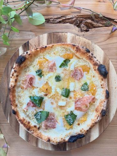 🍕🍕🍕
季節限定pizza〜♡

【柿と白みそのクリームソースピザ】

柿はローズマリーのオイルに漬け込み🌿
ソースには白みそ、クリームチーズ、生クリームを使用してます♪
仕上げに生ハム、バジル、胡椒をトッピング👍

季節を感じられる一枚になっております！
限定商品ですのでお早めに🏃‍♂️🏃🏃‍♀️💨💨

————————————————

FiveCountryCafe
神戸市西区神出町小束野 30-17
兵庫楽農生活センター内
0789955660
平日11:00~17:00
土日祝 8:00〜17:00
駐車場無料
ご予約はホームページからどうぞ
https://fivecountrycafe.owst.jp

#Fivecountrycafe
#5cc
#兵庫楽農生活センター
#地産地消
#新鮮お野菜
#サラダビュッフェ
#神戸カフェ
#西区カフェ
#神戸ランチ
#西区ランチ
#ピザ
#ピッツァ
#パフェ
#柿
#モーニングパンおかわり自由
#ランチサラダおかわり自由